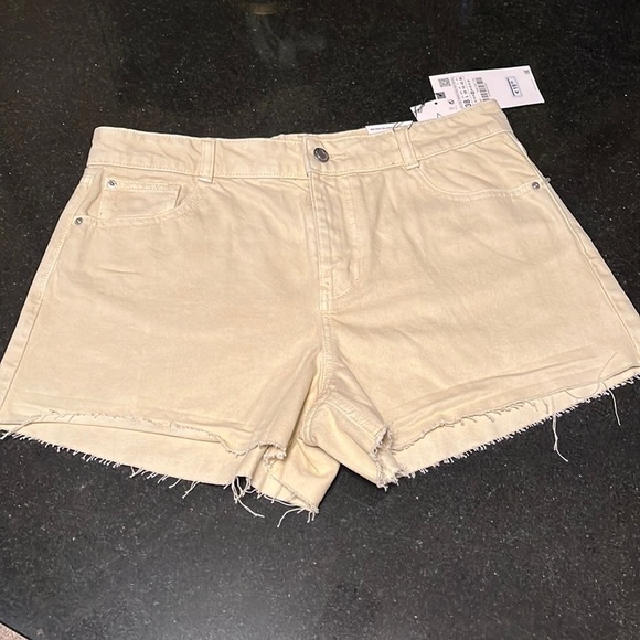 NWT Zara Womens Off whitevdenim Shorts frayed Size 6US - Picture 1 of 10
